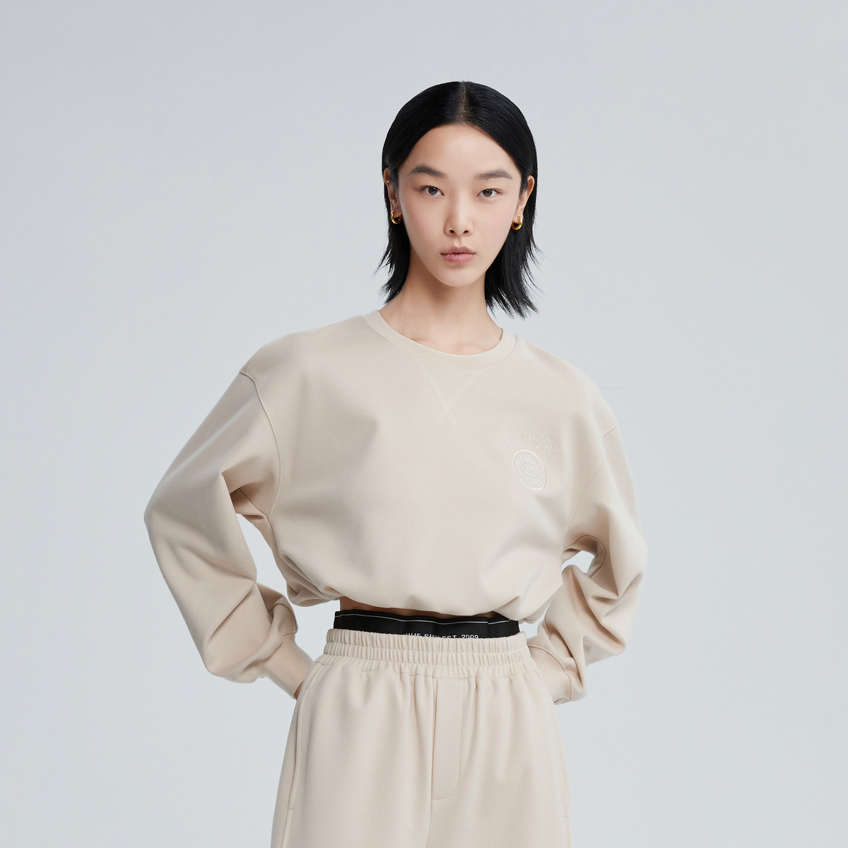 9964367.冬季简约短款女士卫衣套头时尚复古运动感长袖上衣
