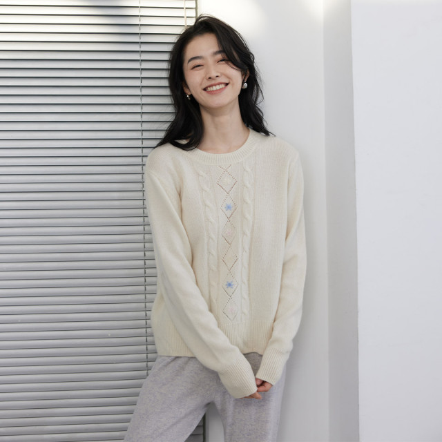 10026653.思诺芙德圆领绞花长袖通勤百搭上衣女士羊绒衫