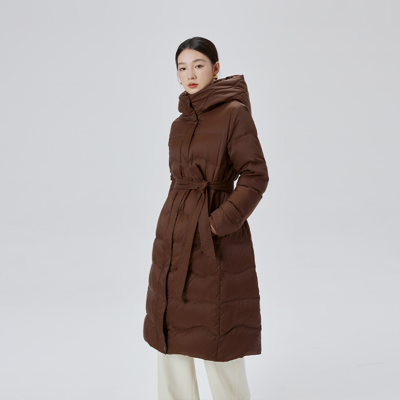 10917493.艾莱依长款鹅绒服收腰系带连帽时尚轻奢冬季羽绒服女外套