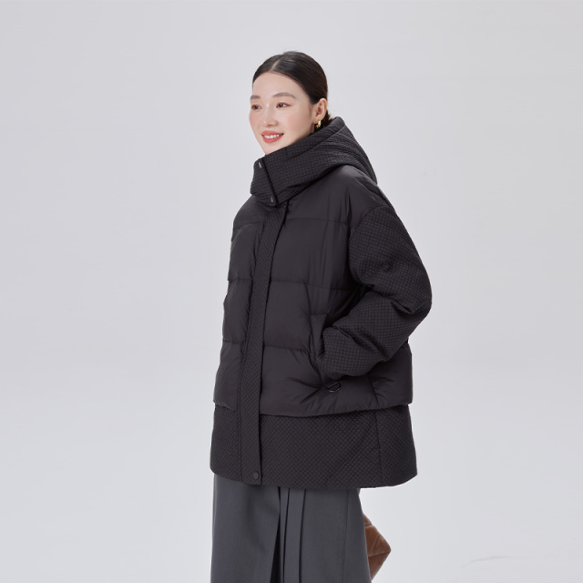 10917473.艾莱依绗缝羽绒服女肌理感时尚简约短款连帽保暖外套冬季