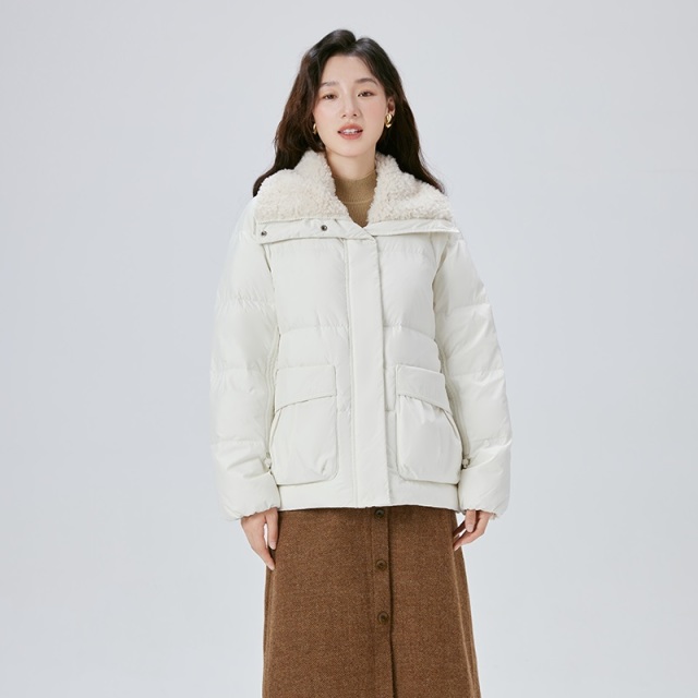 10917433.艾莱依翻领羽绒服女仿羊羔毛设计感短款保暖鸭绒冬季外套