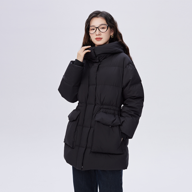 10917382.艾莱依格纹鹅绒服女设计感可拆卸U型枕短款连帽冬季外套