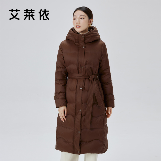 10917493.艾莱依长款鹅绒服收腰系带连帽时尚轻奢冬季羽绒服女外套