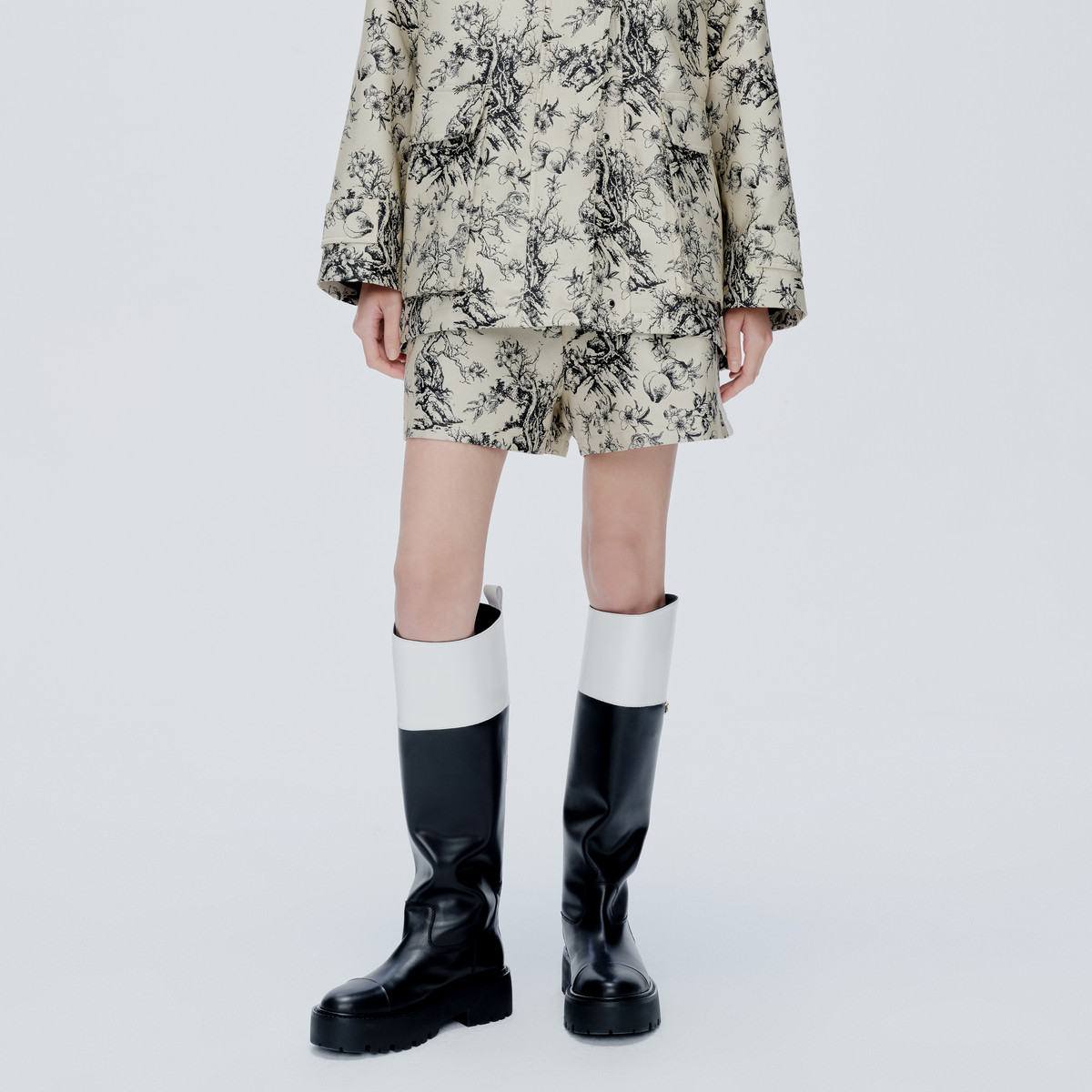10244796.【商场同款】春季精致花版宽松A型休闲女士短裤