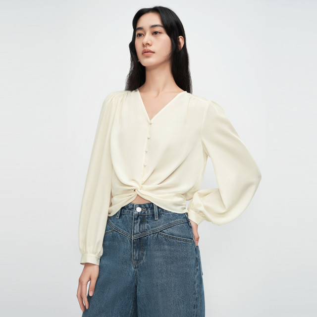 10348878.2024春季新款优雅设计感白色灯笼袖v领女士衬衫