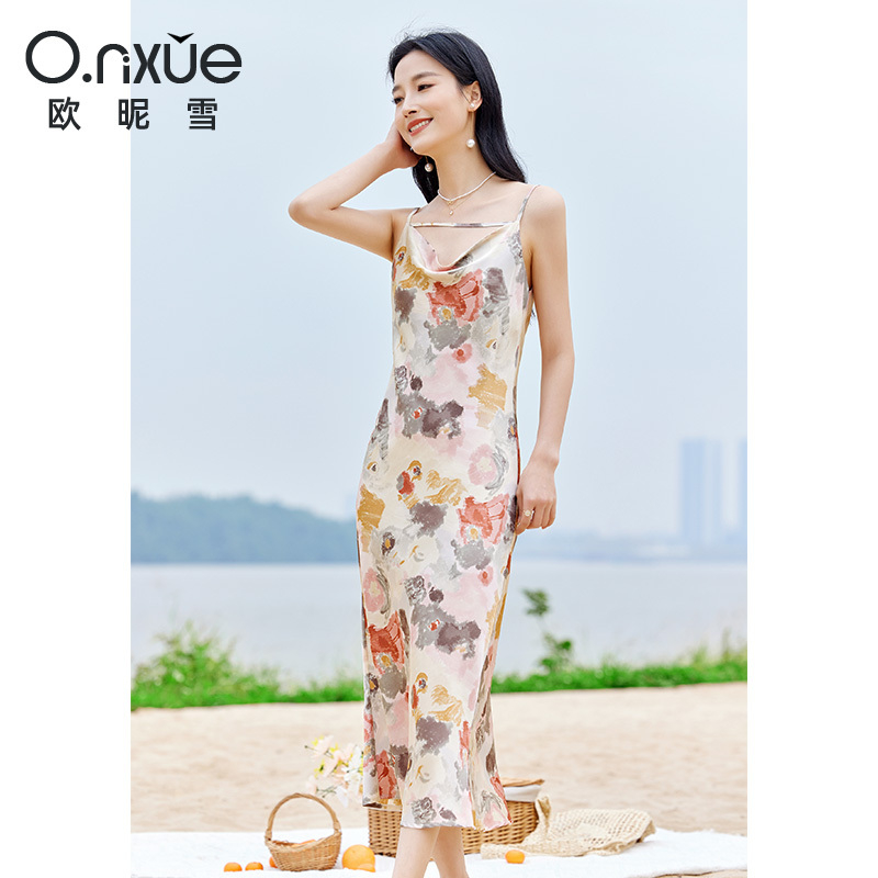 10342656.欧昵雪【斜裁缎面印花吊带裙】新品文艺风浪漫气质连衣裙女