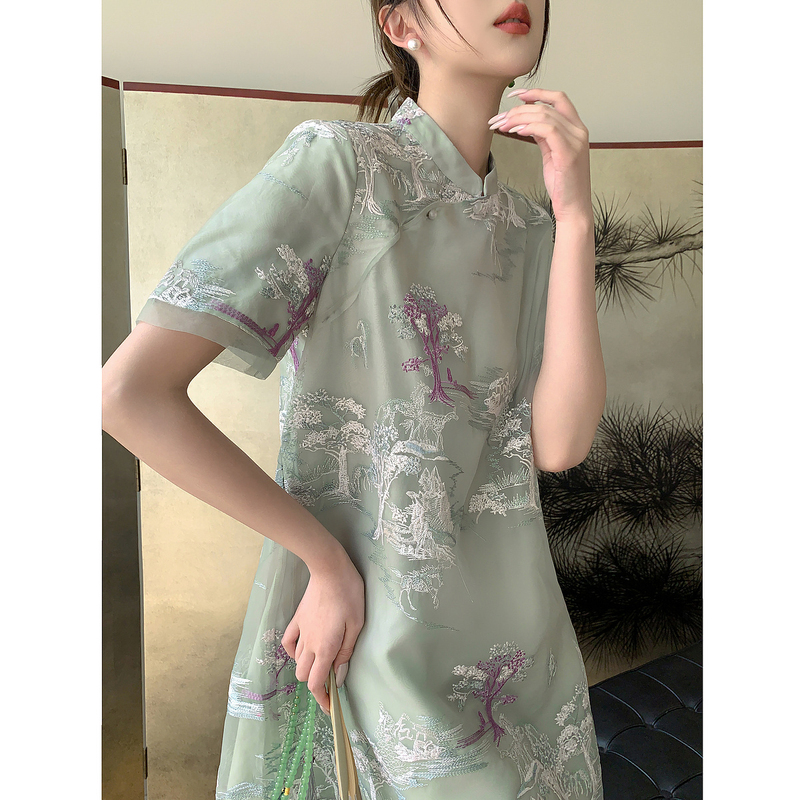 10677445.【半溪明月】夏国风新中式轻盈仿天丝绣花舒适藏肉半高领连衣裙