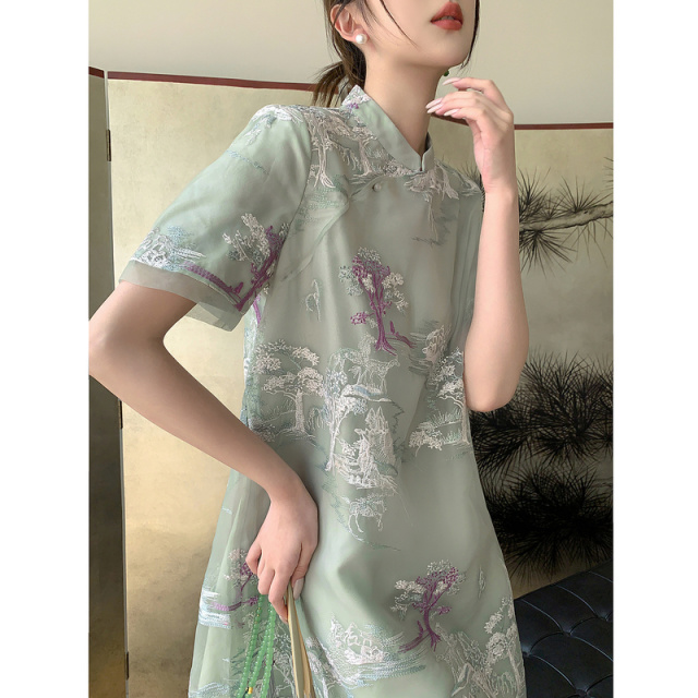 10677445.【半溪明月】夏国风新中式轻盈仿天丝绣花舒适藏肉半高领连衣裙