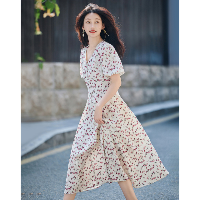 10687352.【植物系女子】夏法式V领泡泡袖伞裙碎花收腰印花连衣裙女中长款