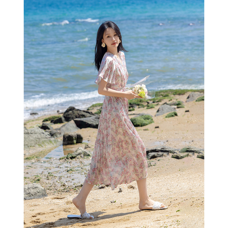 10686179.【法式浪漫通勤】夏唯美荷叶袖收腰大摆植物印花抽褶连衣裙女