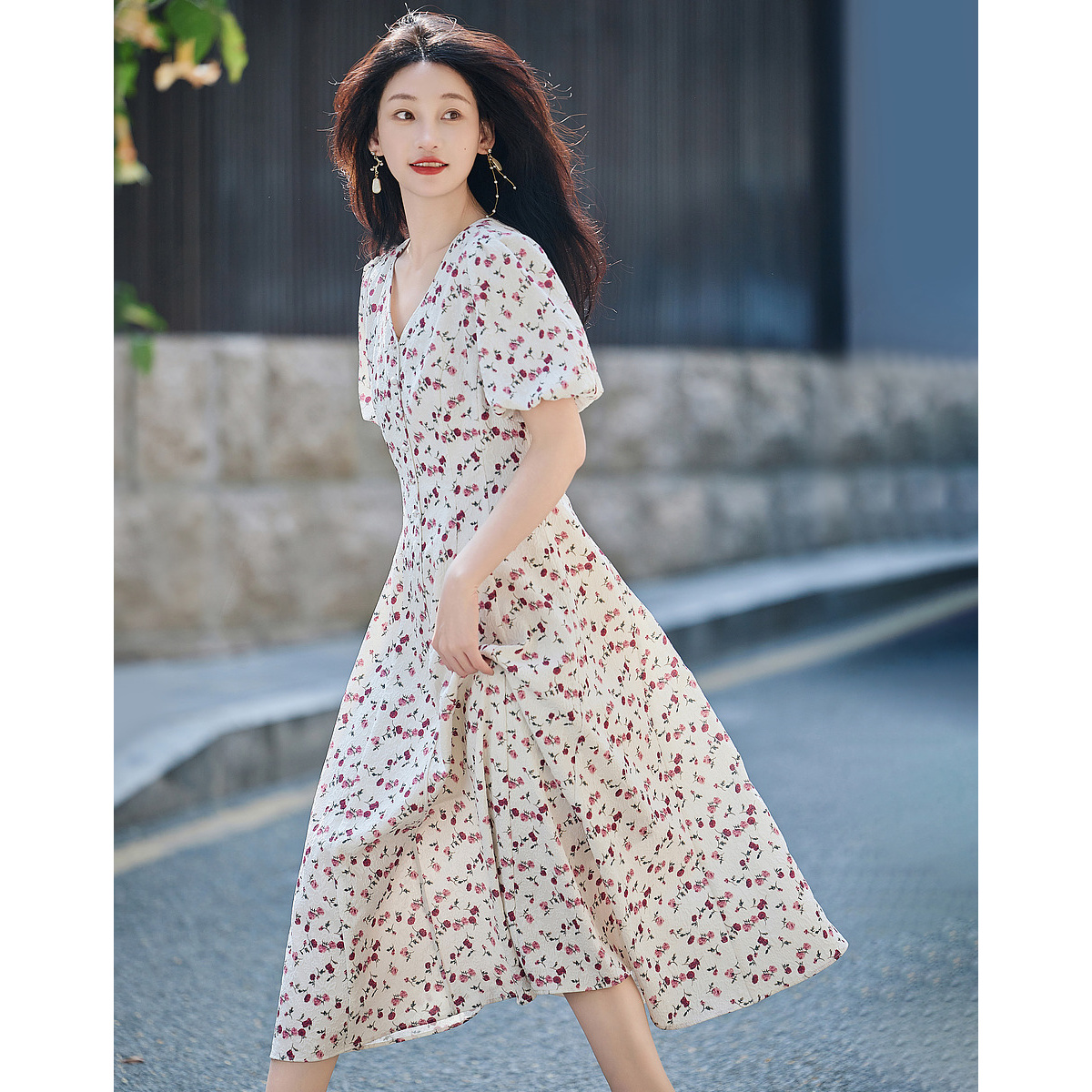 10687352.【植物系女子】夏法式V领泡泡袖伞裙碎花收腰印花连衣裙女中长款