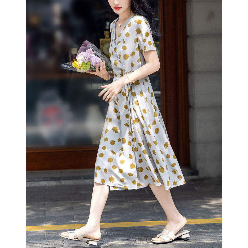 10686218.【围裹式收腰茶歇裙】夏V领复合丝花瑶绉印花大摆纽扣装饰连衣裙