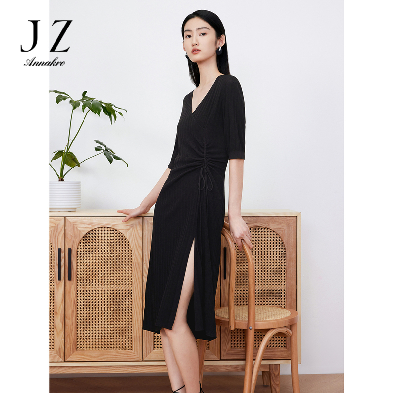 10758241.JZ玖姿显瘦抽褶针织连衣裙女装夏季肌理条纹小众V领裙子