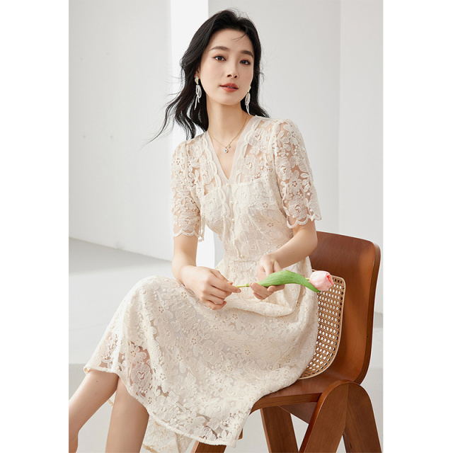 10773986.欧昵雪【温柔浪漫V领裙子女】时尚波浪型袖口绣花网纱蕾丝连衣裙女