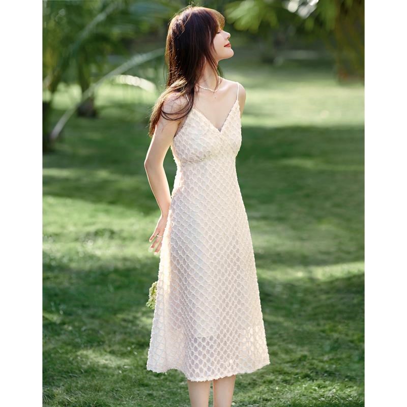 10789972.【沫晗依美】【夏日度假肌理感吊带连衣裙】夏新款时髦显瘦V领连衣裙