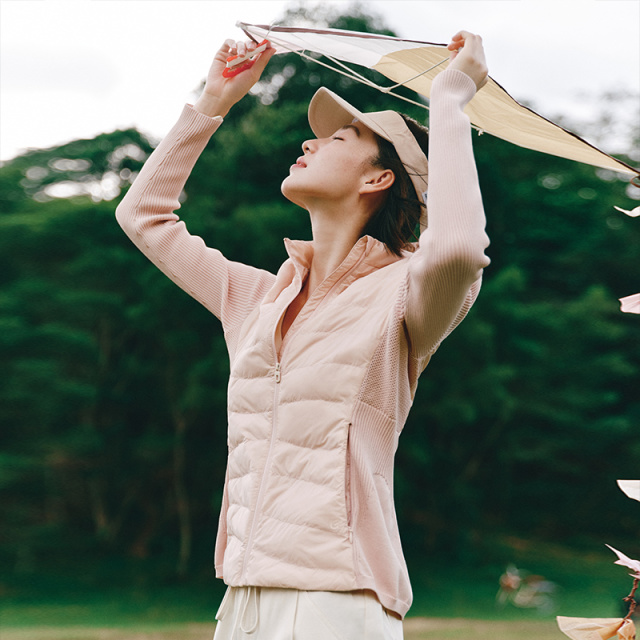 10818804.艾莱依轻户外羽绒服女春季设计感拼接针织袖轻薄鹅绒立领外套