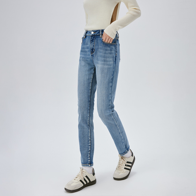 10818352.艾莱依修身牛仔裤女显瘦弹力小个子今年流行爆款裤子秋