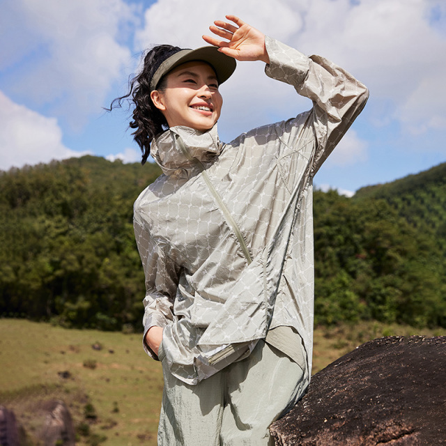 10819137.艾莱依爆款春夏款时尚防晒衣女衬衫式设计连帽外套upf50+