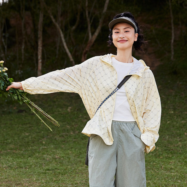 10818335.艾莱依连帽轻薄外套女春夏季时尚设计感轻户外透气上衣