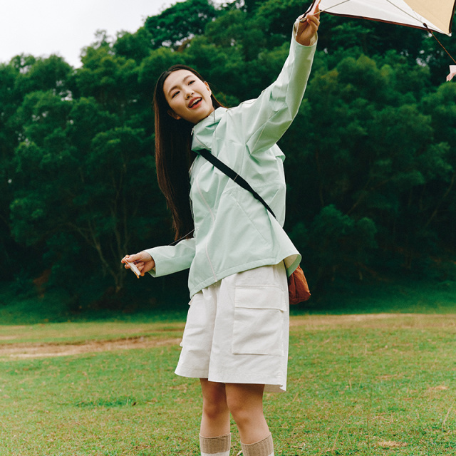 10818812.艾莱依户外轻运动外套女春季连帽科技面料短款休闲设计感上衣