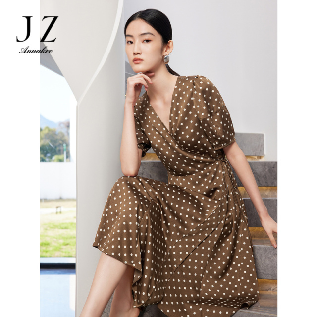 10819093.JZ玖姿缎面波点印花连衣裙女装夏季腰带显瘦V领裙子棕色