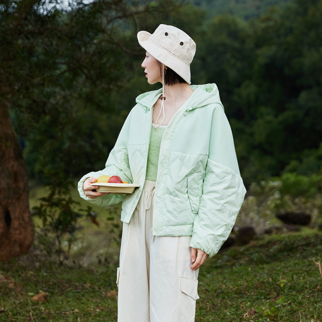 10818340.艾莱依轻薄羽绒服女春季鹅绒可拆卸帽短款设计感拼接休闲外套