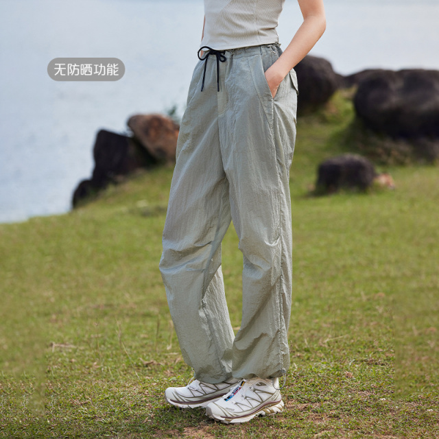 10818813.艾莱依山系休闲裤褶皱束脚轻防水时尚女裤透气长裤春夏季