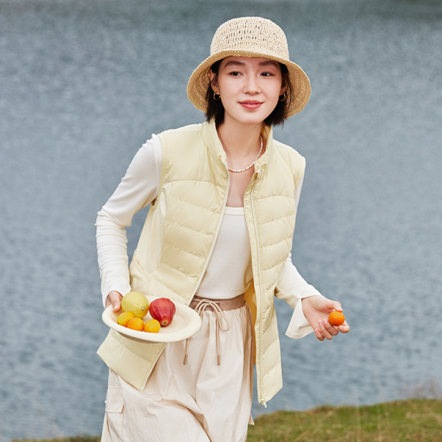 10818314.艾莱依鹅绒马甲女轻户外设计感拼接春季保暖内搭外穿羽绒服