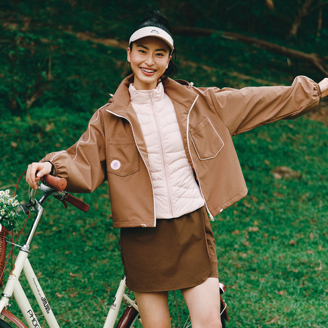 10818321.艾莱依春季外套女轻户外短款连帽撞色嵌条科技面料设计感夹克