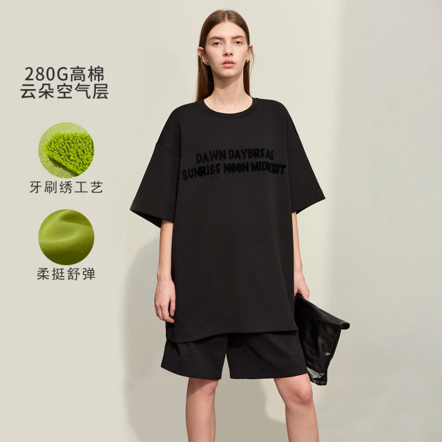 10865965.【有趣极简】春季字母牙刷绣空气层圆领T恤女休闲弹力棉感上衣
