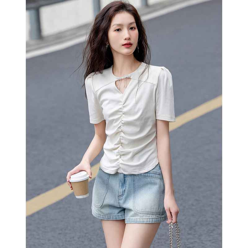 10846801.【新中式通勤】夏轻熟V领小镂空精致盘扣抽褶舒适棉女式t恤