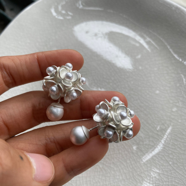 10862001.高级感哑光金属花朵耳钉女小众设计复古个性简约百搭气质耳饰