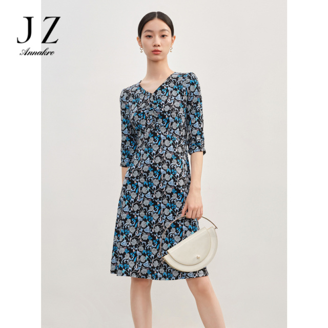 10891254.玖姿安娜蔻优雅淑女风七分抽褶V领修身针织连衣裙女2024春季新款