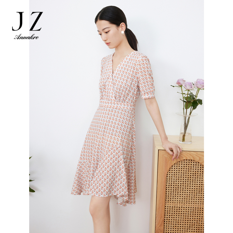 10890675.JZ玖姿几何印花连衣裙女装春夏气质V领设计感裙子粉色