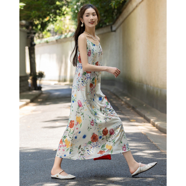10938119.【花光悦影】夏度假风圆领印花松弛感露肩薄款清凉吊带连衣裙