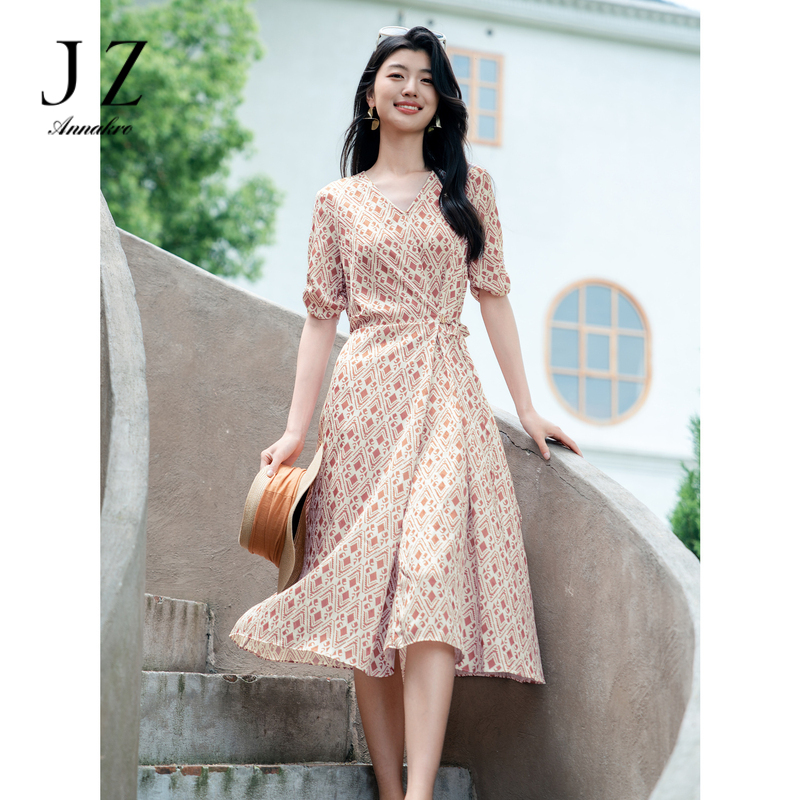10993200.玖姿安娜蔻轻熟风几何花休闲印花轻薄收腰连衣裙女2024夏季新款