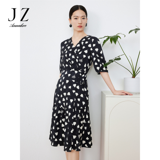 11006065.JZ玖姿提花收腰连衣裙女装2023夏季新款优雅V领抽褶连衣裙