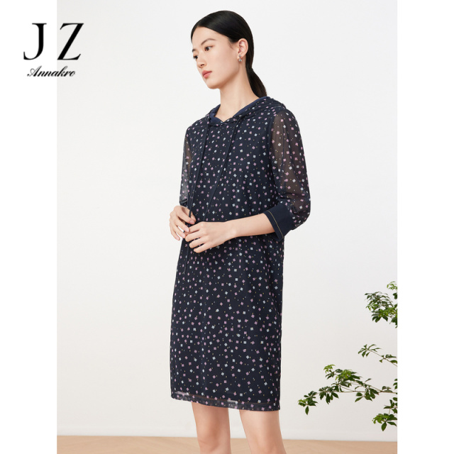 11007282.JZ玖姿洋气轻运动休闲几何印花宽松网纱中长款连衣裙2023春夏新款