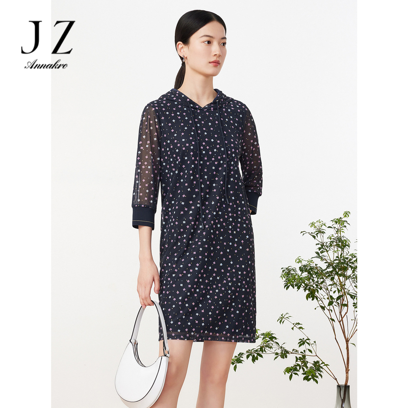 11007282.JZ玖姿洋气轻运动休闲几何印花宽松网纱中长款连衣裙2023春夏新款