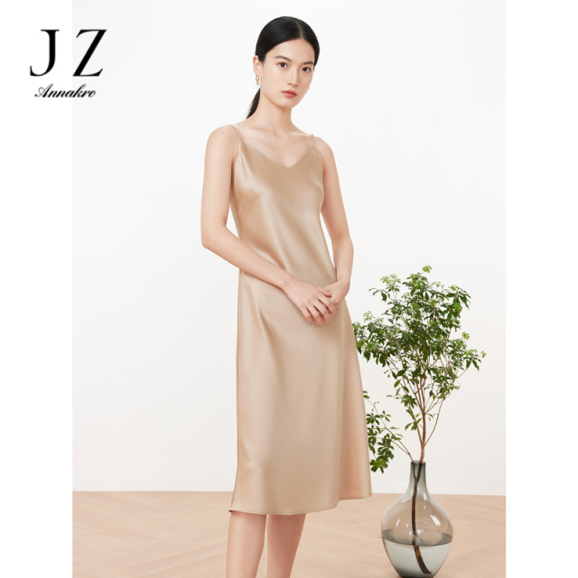 11006652.JZ玖姿洋气轻熟风可调节收腰缎面醋酸长款吊带连衣裙2023夏季新款