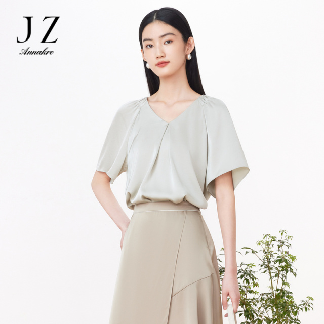 11009287.JZ玖姿短款小衫女装2023夏季新款遮肉缎面收褶直筒套头衫棕色