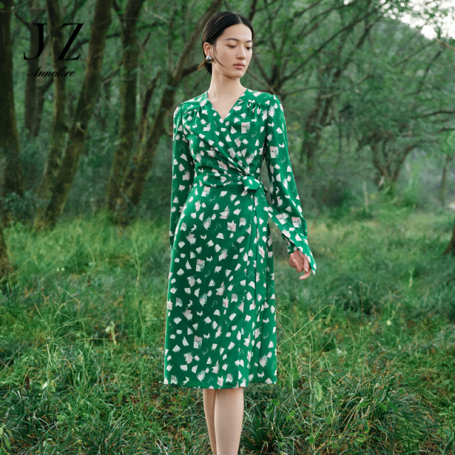 11009837.JZ玖姿几何印花雪纺连衣裙女装2023春季新款V褶皱茶歇裙子绿色