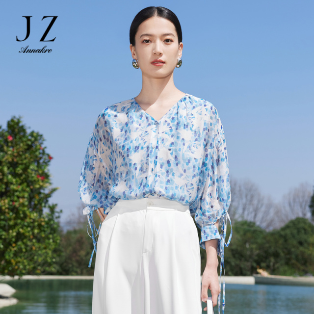 11009424.JZ玖姿短款雪纺衫女装2023夏季新款印花系带轻薄直筒套头衫蓝色