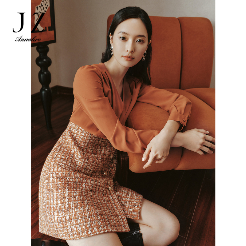 11010439.玖姿安娜蔻V领长袖法式复古拼接粗花呢剪花连衣裙女2023秋新款