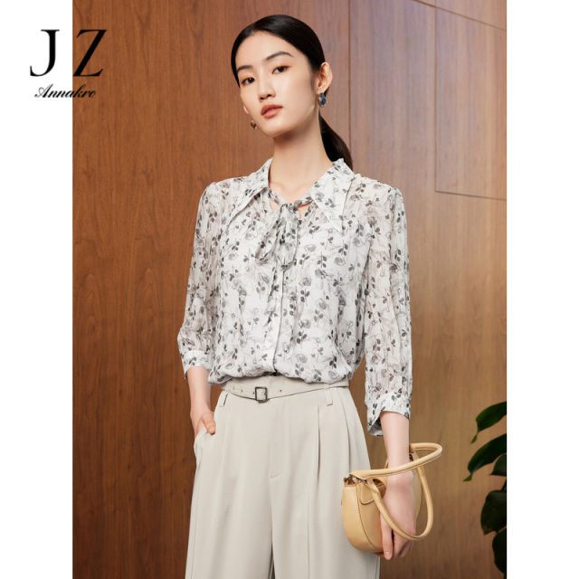 11009453.JZ玖姿直筒雪纺衫女装2023夏季新款通勤印花飘带桑蚕丝上衣咖啡色
