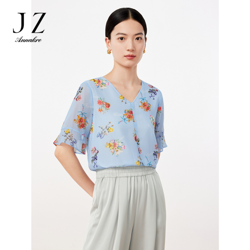 11017239.JZ玖姿设计感V领时尚字母印花轻盈透气真丝小衫女2023夏季新款