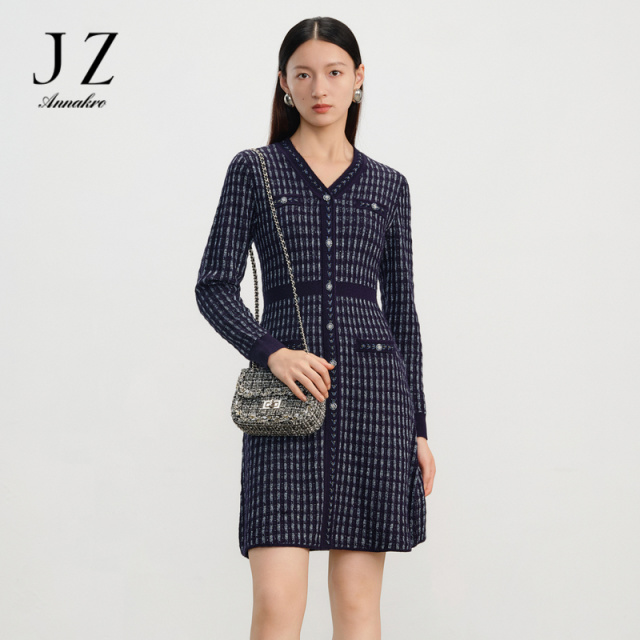 11075733.玖姿安娜蔻简奢小香风撞色钉珠X型毛衫连衣裙女装2024春季新款