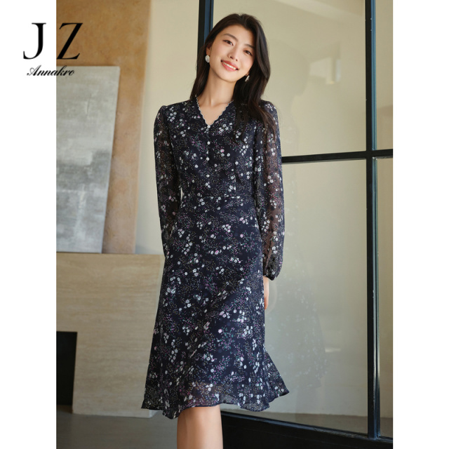 11076296.玖姿安娜蔻优雅V领剪花肌理修身飘逸X型连衣裙女2024春季新款