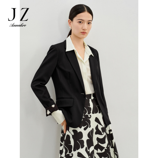 11075727.玖姿安娜蔻商务通勤撞色垫肩拼接翻边休闲外套女2024春季新款