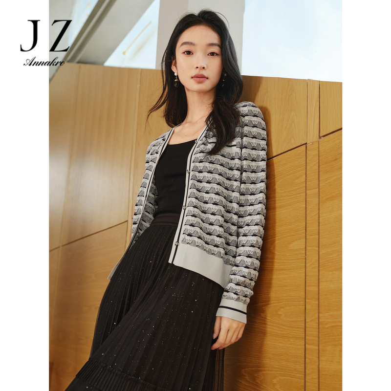 11075729.玖姿安娜蔻简约优雅条纹提花V领宽松开衫针织衫女2024春季新款